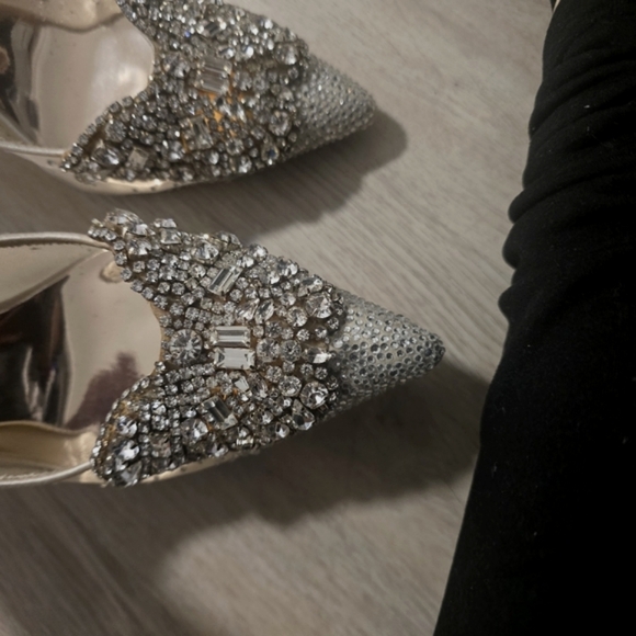 Badgley Mischka Quintana Crystal Embellished Pointed Toe Pump (Women) size 8 1/2 - Picture 3 of 9